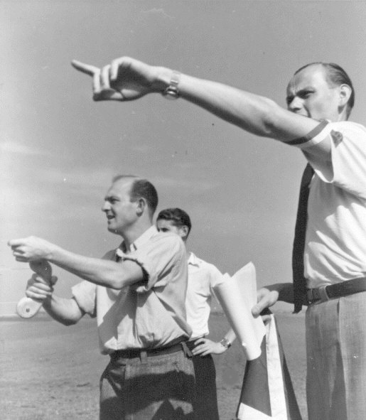 Antonín Zrna uděluje pokyny L.Neubertovi před startem jeho větroně.